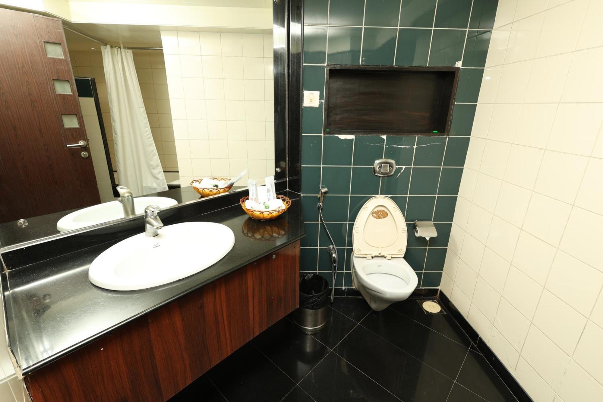 Quaint Suites Hotel & Banquet มุมไบ ภายนอก รูปภาพ