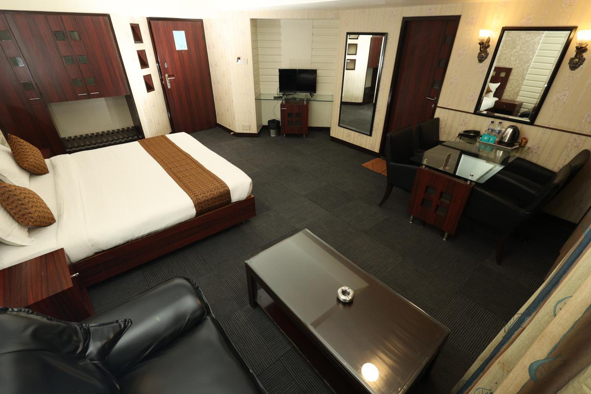 Quaint Suites Hotel & Banquet มุมไบ ภายนอก รูปภาพ