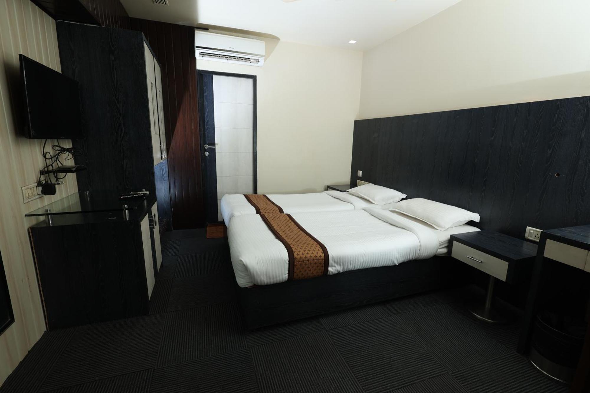 Quaint Suites Hotel & Banquet มุมไบ ภายนอก รูปภาพ