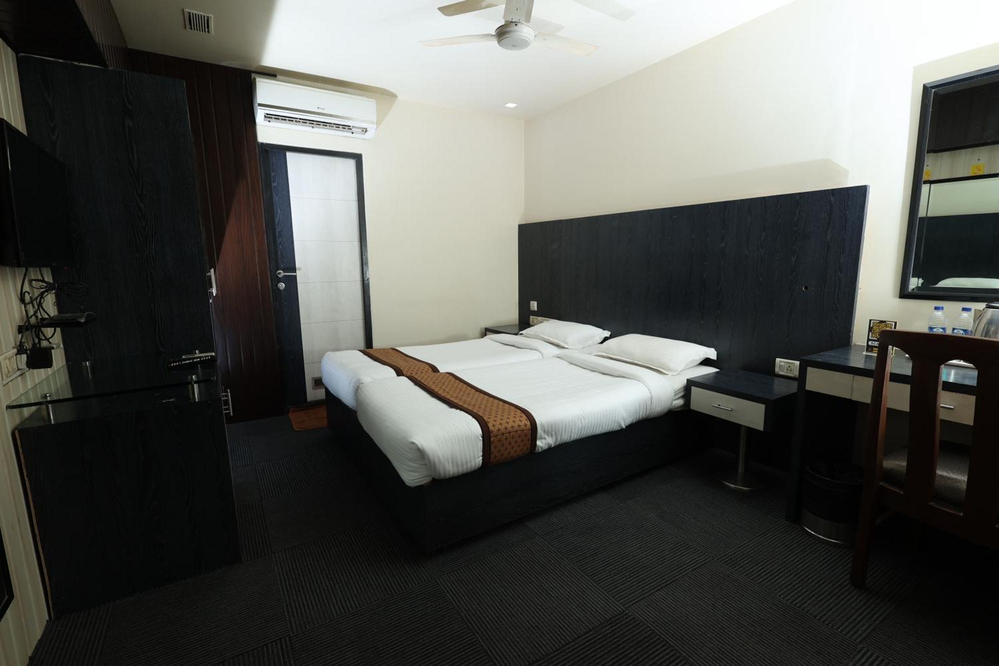 Quaint Suites Hotel & Banquet มุมไบ ภายนอก รูปภาพ